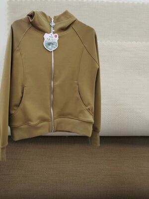 ผ้าถัก 230 แกรม สองด้าน 55% ผ้าฝ้าย 40% โมดอล 5% สแปนเด็กซ์ การผสมผสานนี้ให้ความสามารถในการระบายอากาศตามธรรมชาติและเป็นมิตรกับผิว