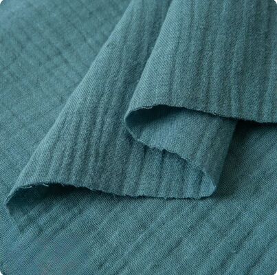 135GSM ผ้าฝ้าย 100% ผ้ากอซคู่พร้อมสต็อก 200+ สีสำหรับเสื้อผ้าเด็กและเด็ก