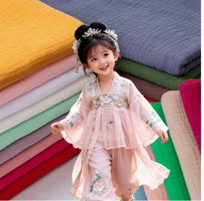 135GSM ผ้าฝ้าย 100% ผ้ากอซคู่พร้อมสต็อก 200+ สีสำหรับเสื้อผ้าเด็กและเด็ก